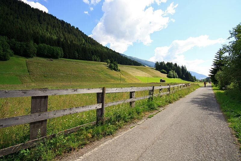 Wander- und Fahrradweg in Richtung Vierschach